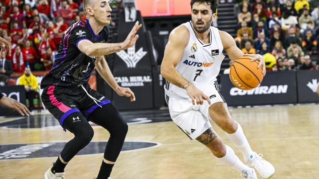 Campazzo se lleva el balón en el partido entre el Real Madrid y el Covirán Granada.