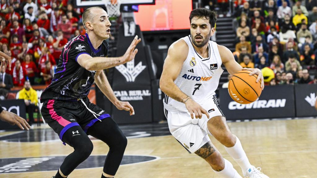 Campazzo se lleva el balón en el partido entre el Real Madrid y el Covirán Granada.