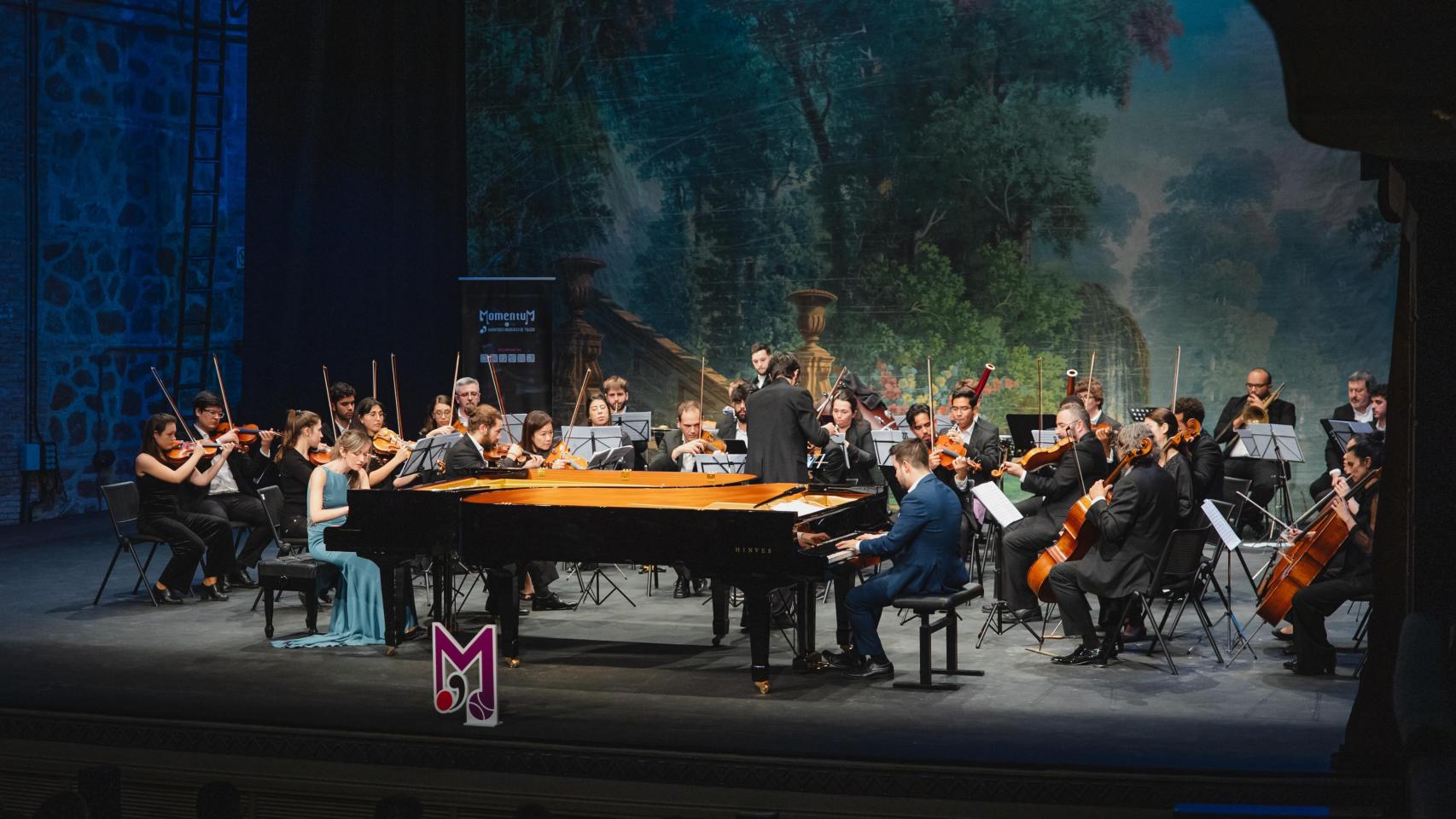 Un momento del concierto del Promenade Piano Dúo y la Madrid Festival Orchestra en el Teatro de Rojas de Toledo. Foto: Javier Vivar.