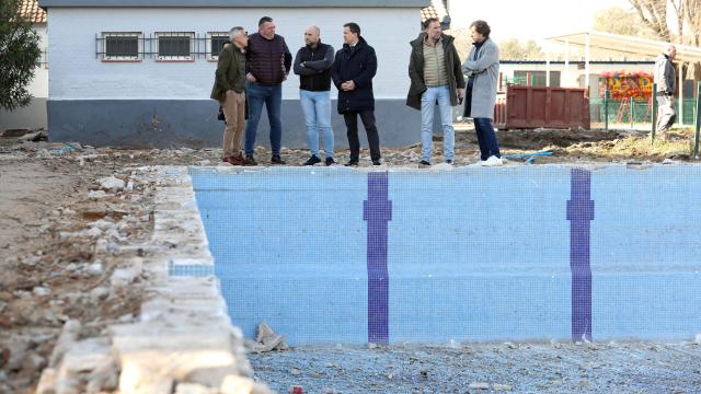 Visita a la piscina del Polígono de Toledo. Foto: Ayuntamiento.