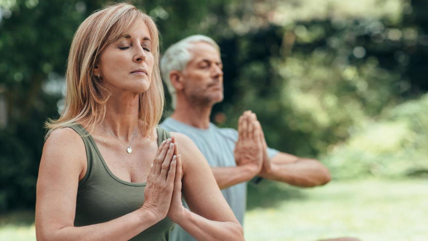 Fotografía de una pareja haciendo meditación.