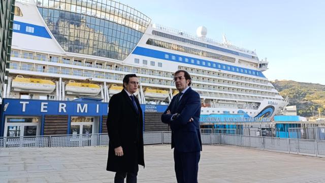 El director y el presidente de la Autoridad Portuaria de Cartagena, José María Gómez y Pedro Pablo Hernández (respectivamente) frente a la terminal de cruceros del puerto.