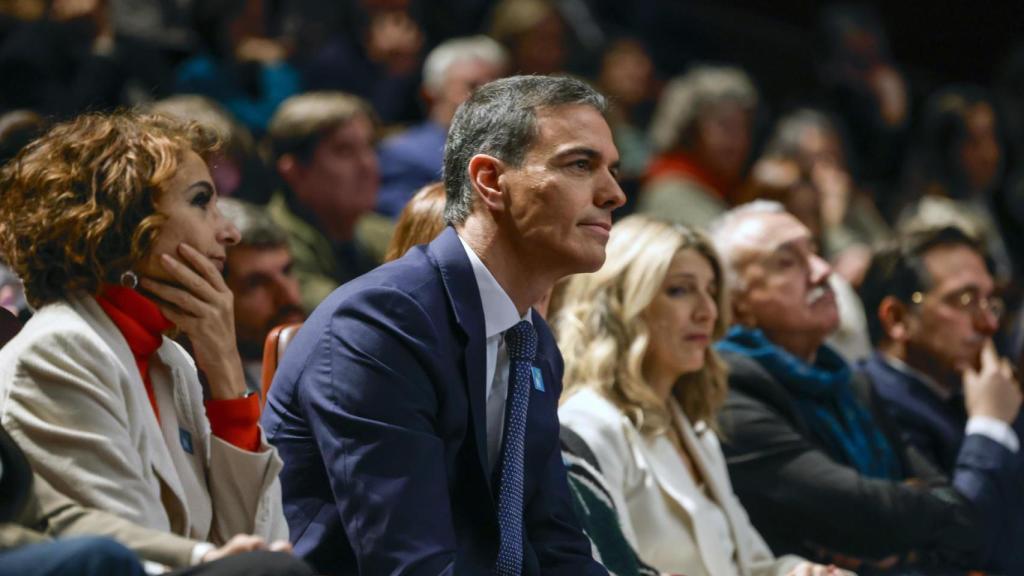 El presidente del Gobierno, Pedro Sánchez, con las vicepresidentas primera y segunda, María Jesús Montero y Yolanda Díaz, este miércoles.