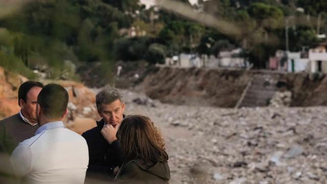 Alberto Núñez Feijóo, presidente del PP, este miércoles en el barranco del Poyo, a su paso por Torrent (Valencia).