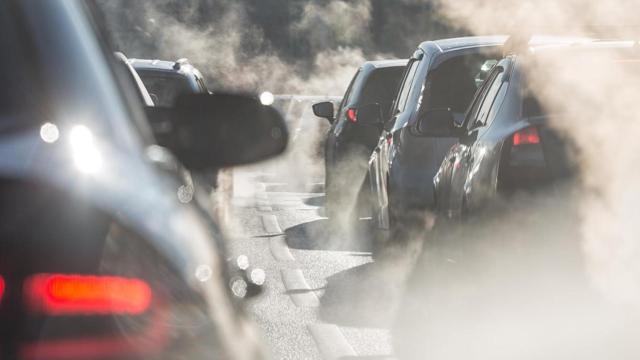 Coches emitiendo gases contaminantes.