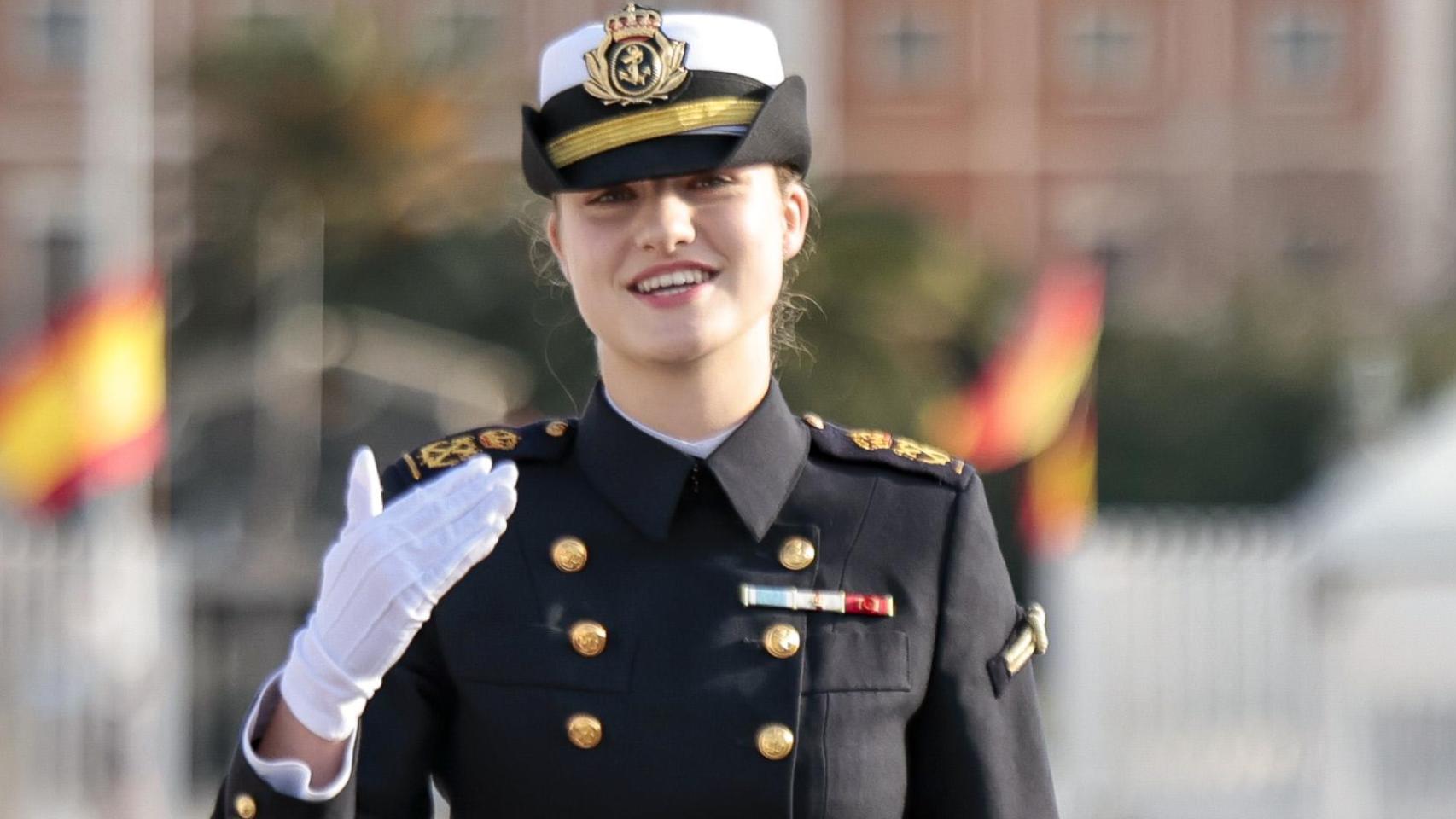 La Princesa, con su uniforme de la Marina en el puerto de Cádiz.