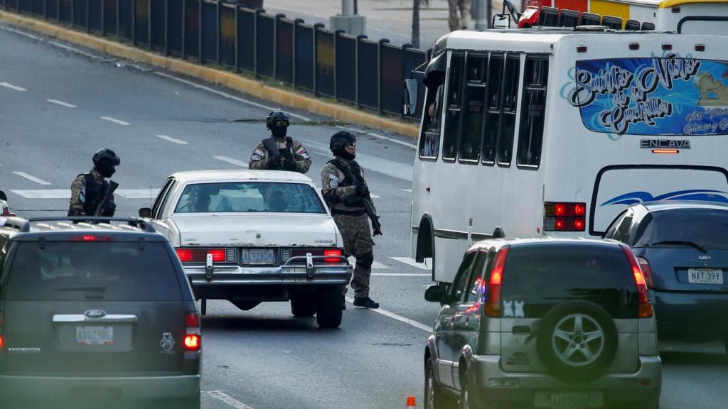 Militares registran los vehículos en Caracas antes de la llegada de Edmundo González a Venezuela.