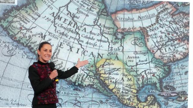 La presidenta de México, Claudia Sheinbaum, muestra un mapa del mundo de 1661 que muestra las Américas y el Golfo de México en respuesta a los comentarios del presidente electo de Estados Unidos, Donald Trump.