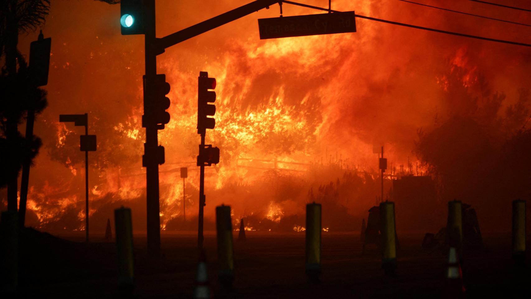 Las impresionantes llamas que asolan la autopista de Pacific Coast en Los Ángeles.