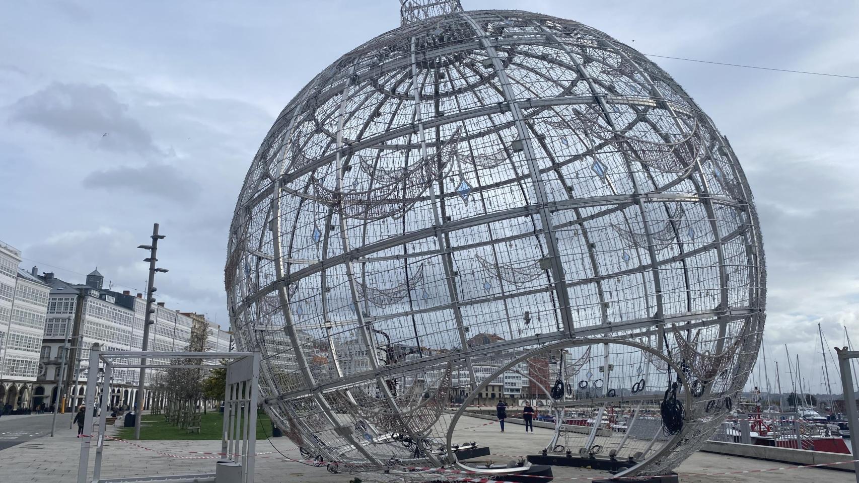 El viento tumba la bola de La Marina de A Coruña y paraliza las tareas de desmontaje