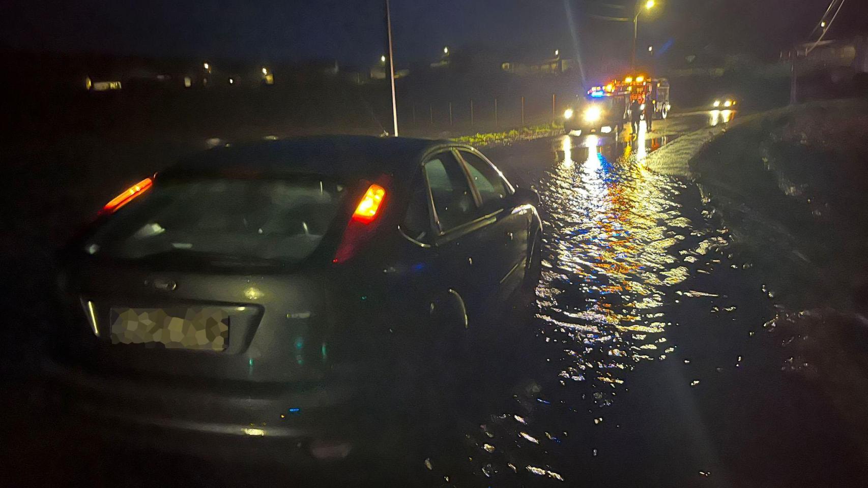 Rescatada una persona tras quedar atrapada en su coche por la subida del río en Lousame (A Coruña)