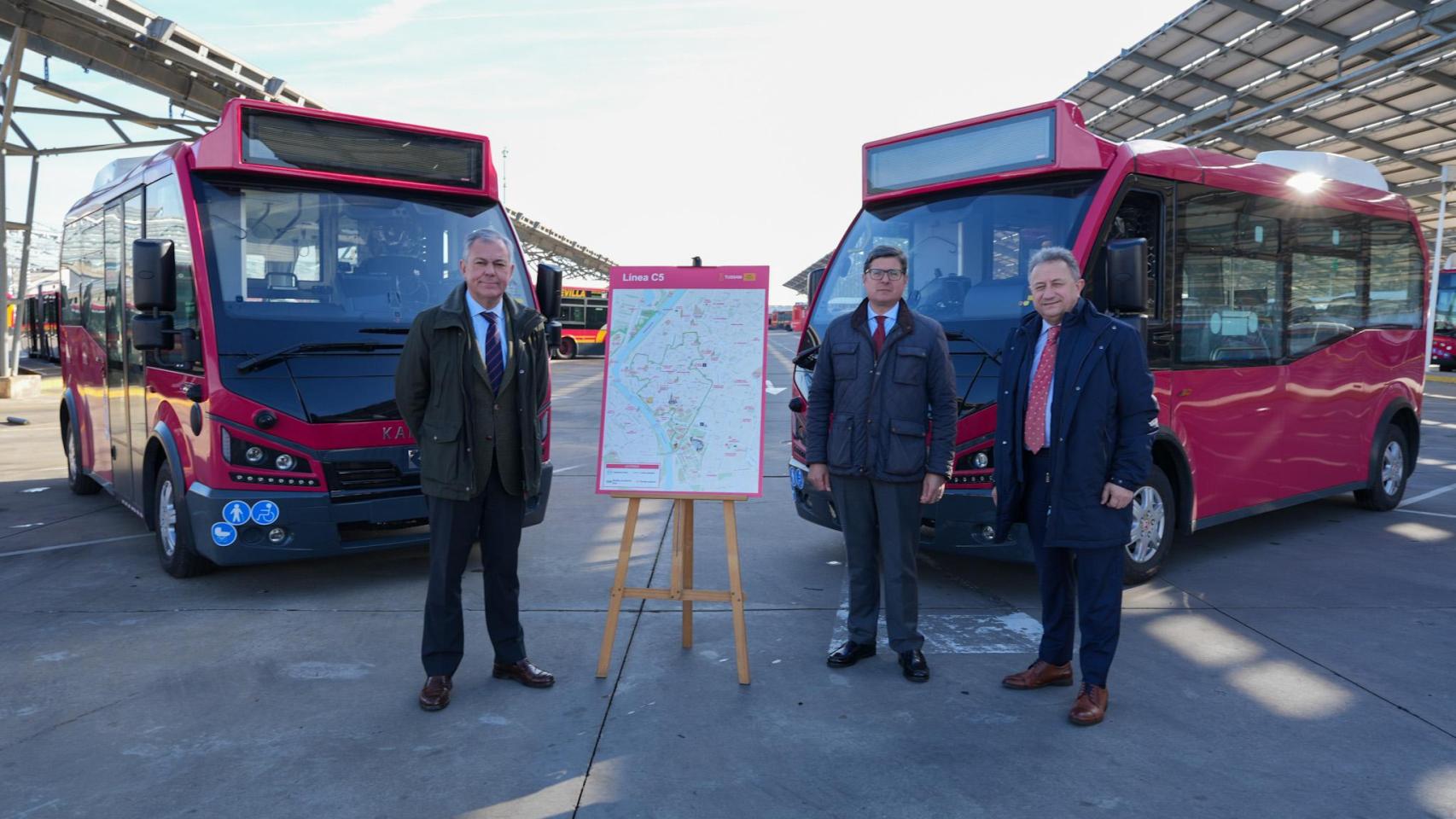 El alcalde de Sevilla, José Luis Sanz, en la recepción de los cuatro microbuses de la línea C5.