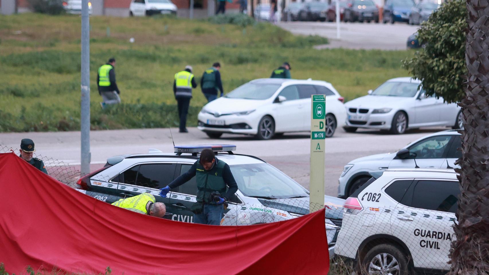 Agentes de la Guardia Civil trabajan en la escena del crimen de Gerena.