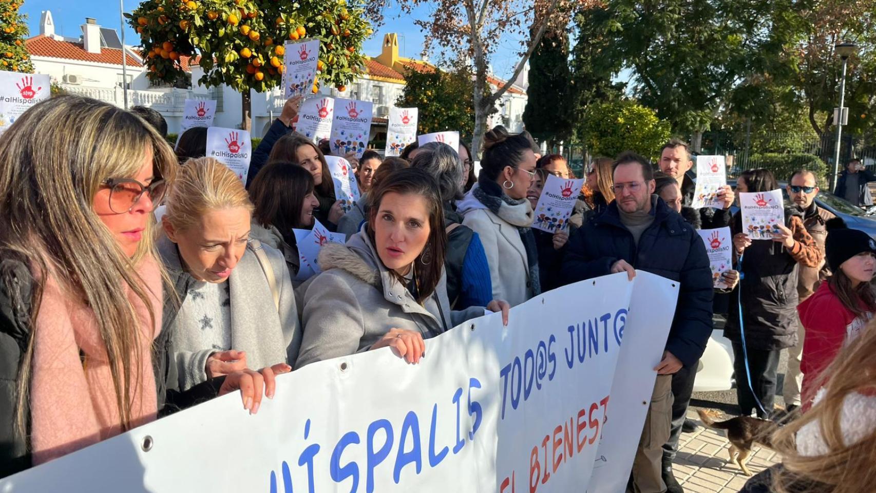 Un grupo de madres se manifiesta a las puertas del colegio Hispalis de Infantil y Primaria en Sevilla Este