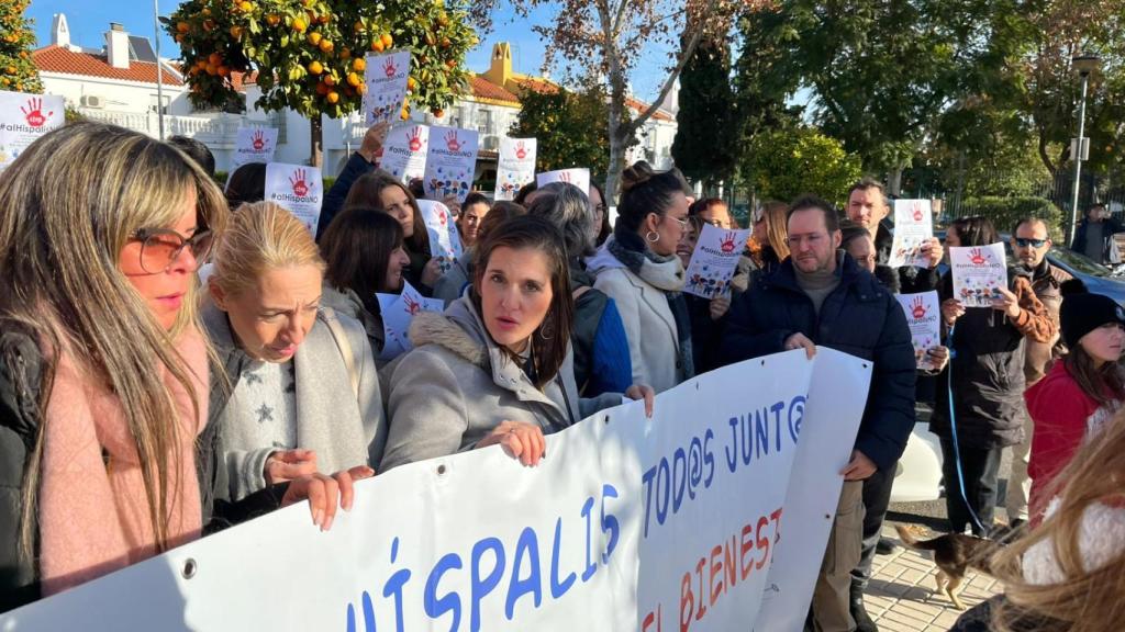 Un grupo de madres se manifiesta a las puertas del colegio Hispalis de Infantil y Primaria en Sevilla Este