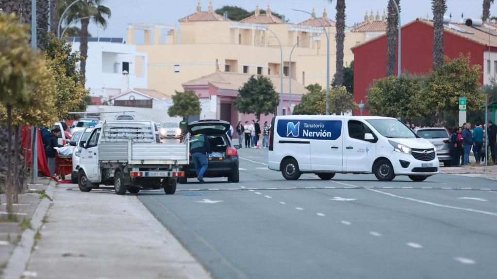 Los servicios funerarios trabajan junto al lugar del crimen en Gerena.