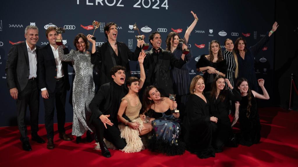 Imagen de archivo  del equipo de 'La Mesías' posando tras recibir numerosos premios durante la gala de la XI edición de los Premios Feroz, en el Palacio de Vistalegre, a 26 de enero de 2024, en Madrid