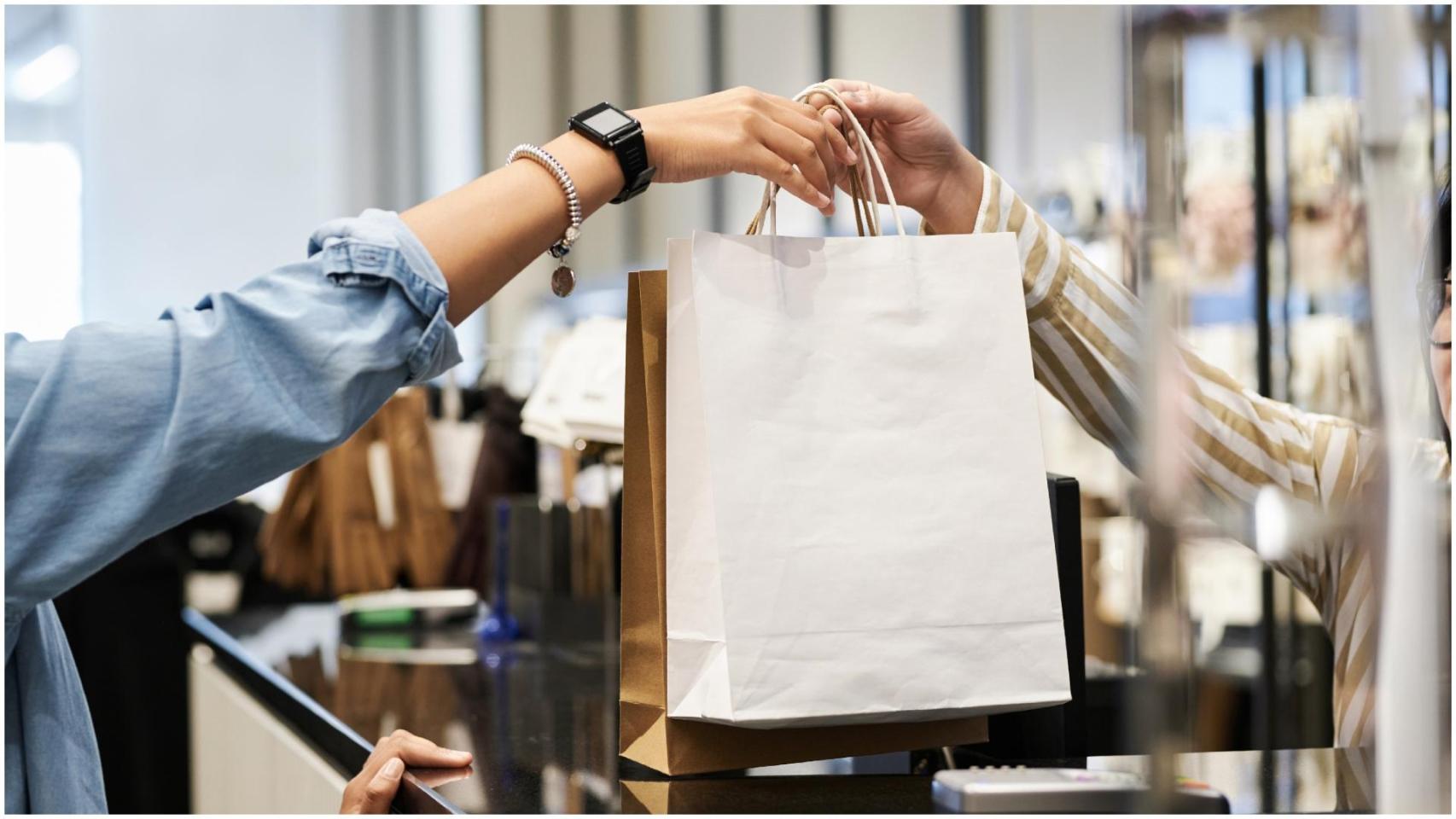 Una mujer adquiere su compra en una tienda