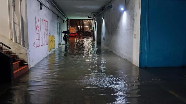 Un garaje inundado en Areal, en Vigo.