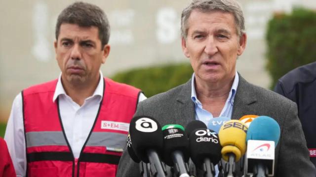 Carlos Mazón y Alberto Núñez Feijóo, durante la primera visita tras la DANA a Valencia del líder del PP. EP