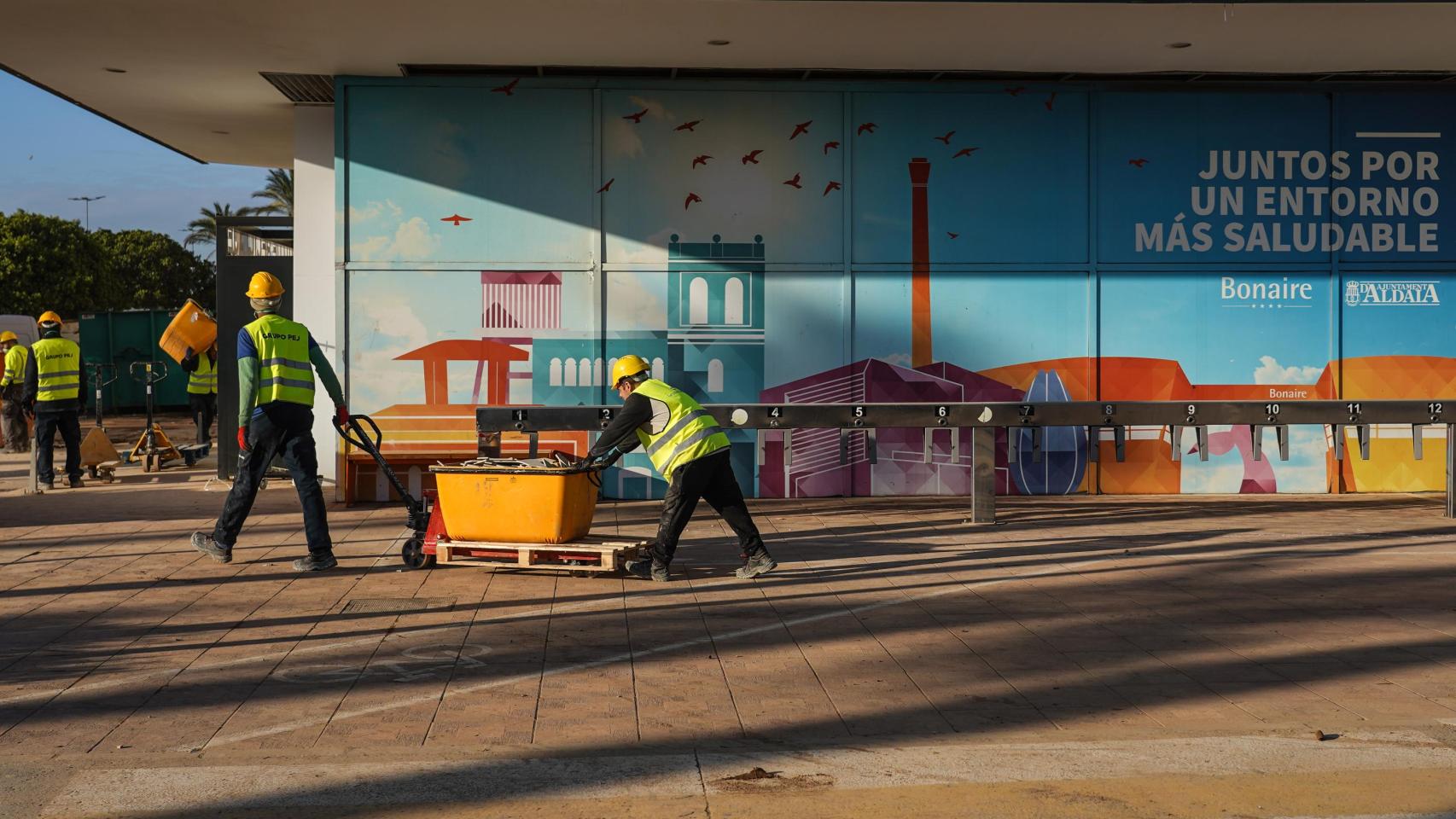 Trabajadores en el centro comercial Bonaire, Aldaia (Valencia). Europa Press / Eduardo Manzana