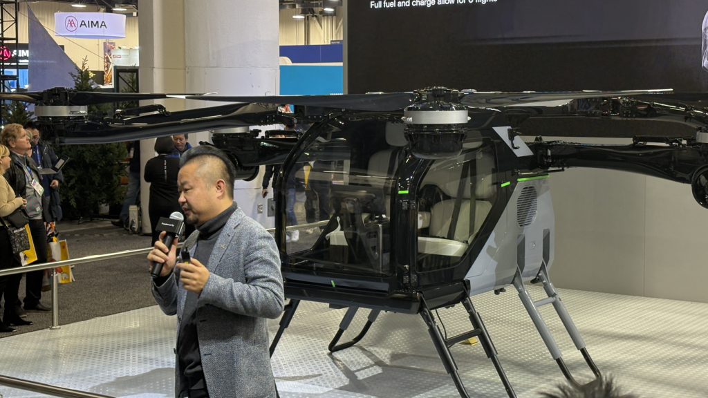 Tan Wang, cofundador de Xpeng Aeroth, durante la conferencia de prensa en el CES