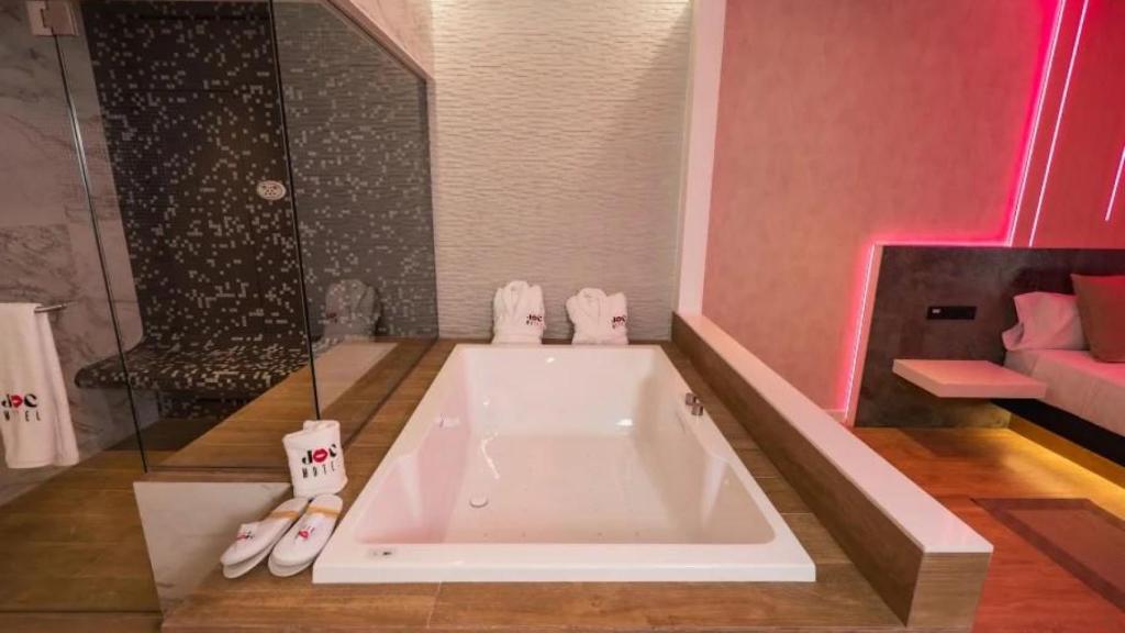 Imagen del jacuzzi de una de las habitaciones del motel Joc. EE