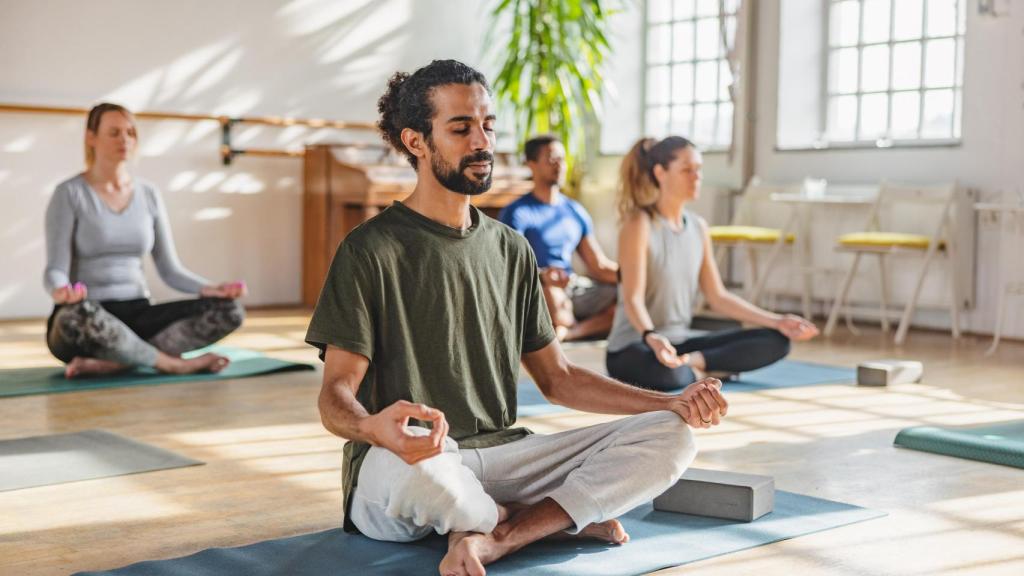 Fotografía de un grupo de meditación.