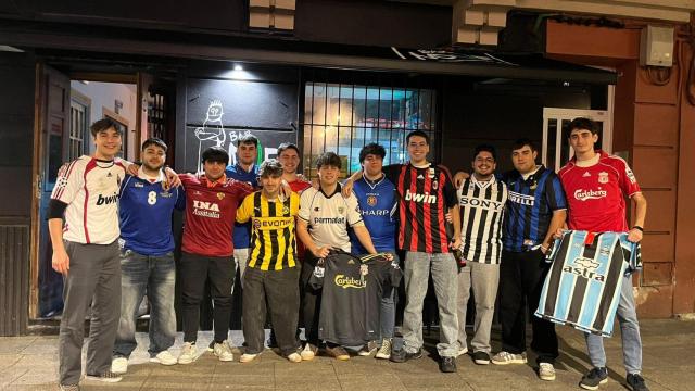 Un grupo de amigos que se intercambia camisetas en navidad