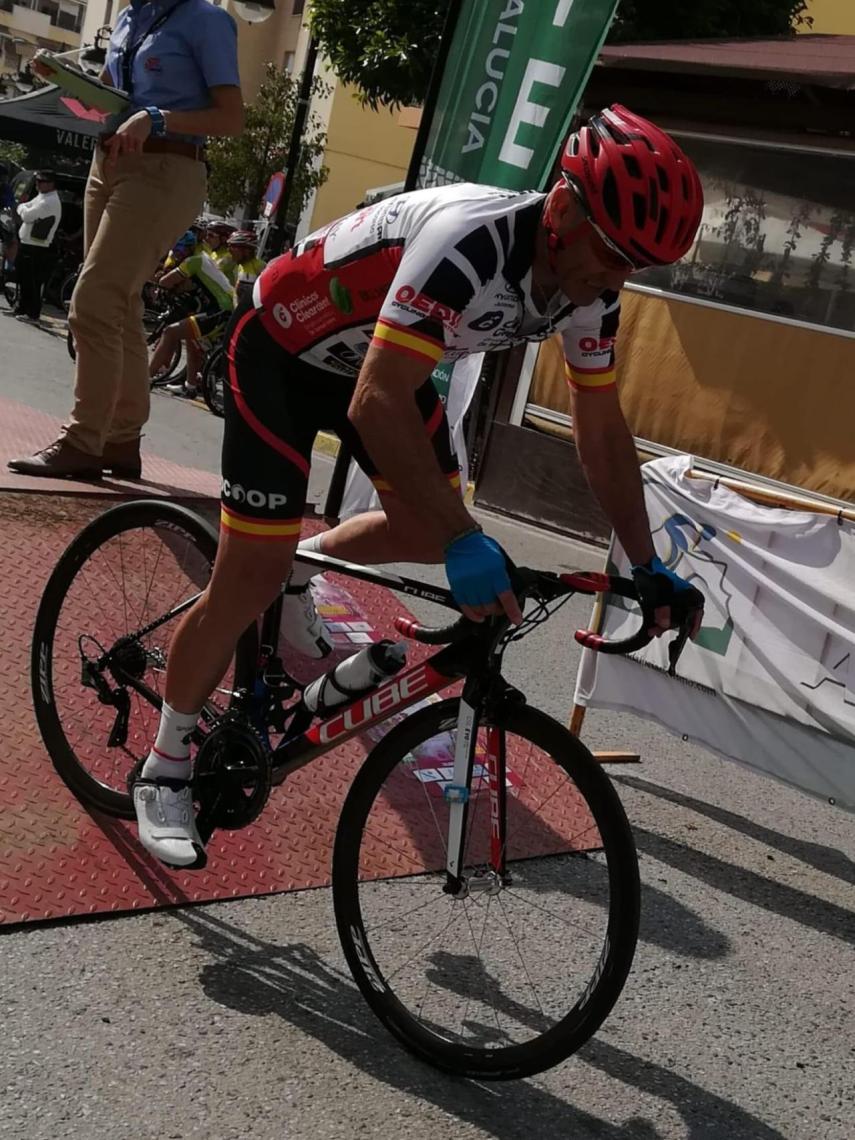 El difunto Rafael León López participando en una competición amateur de ciclismo.