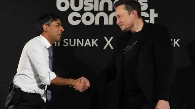 Elon Musk (d) estrecha la mano del exprimer ministro británico Rishi Sunak (i) durante una cumbre sobre inteligencia artificial celebrada en Londres el noviembre de 2023.