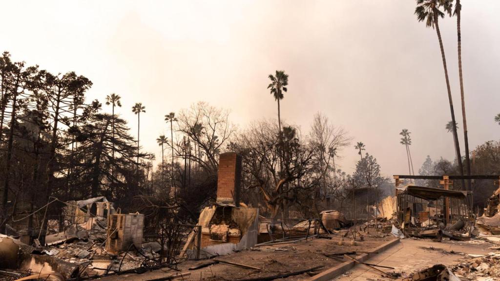 Fotografía de una zona afectada por un incendio este miércoles, en Altadena, California.