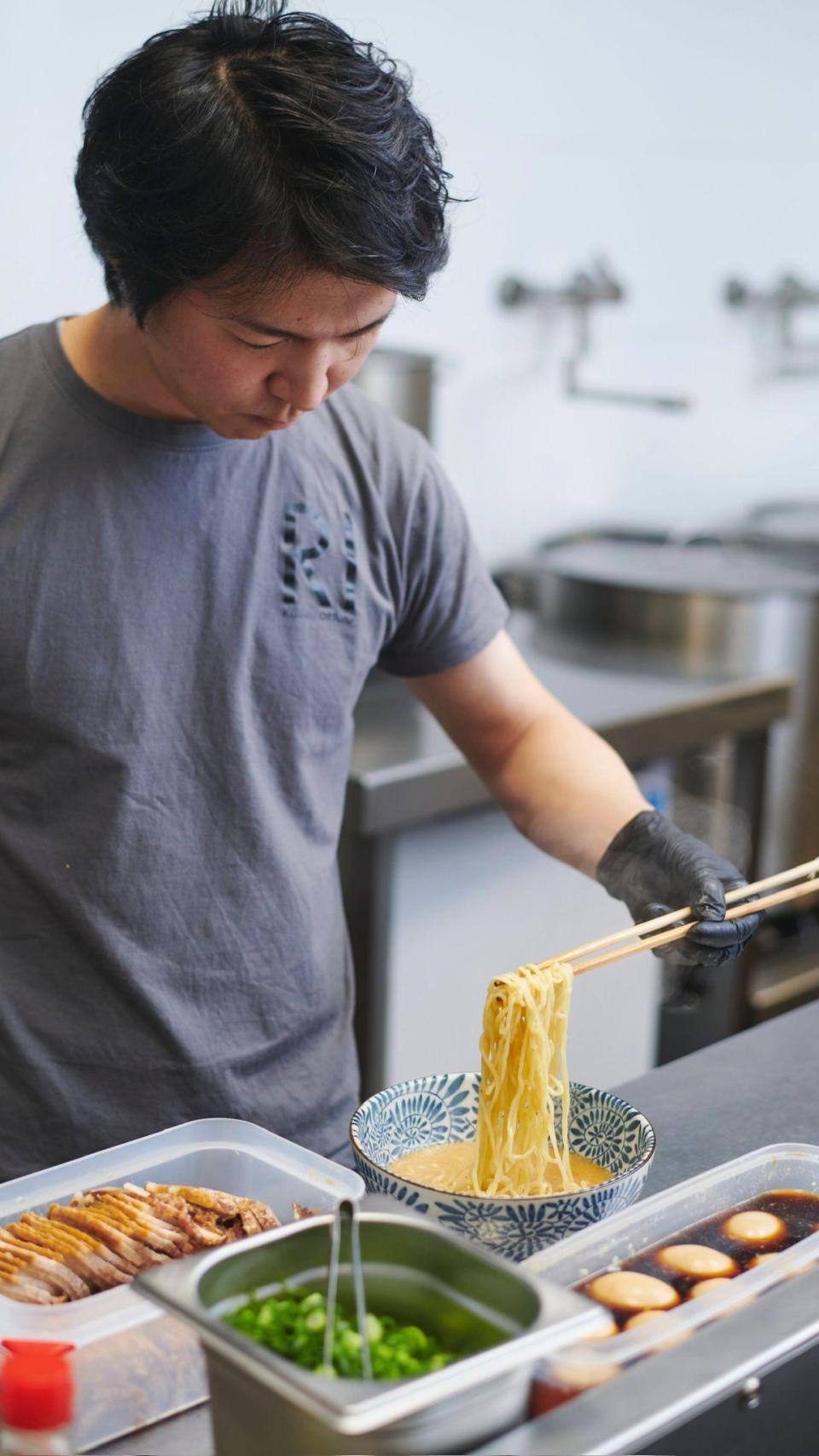 Makoto Matsuura preparando ramen.