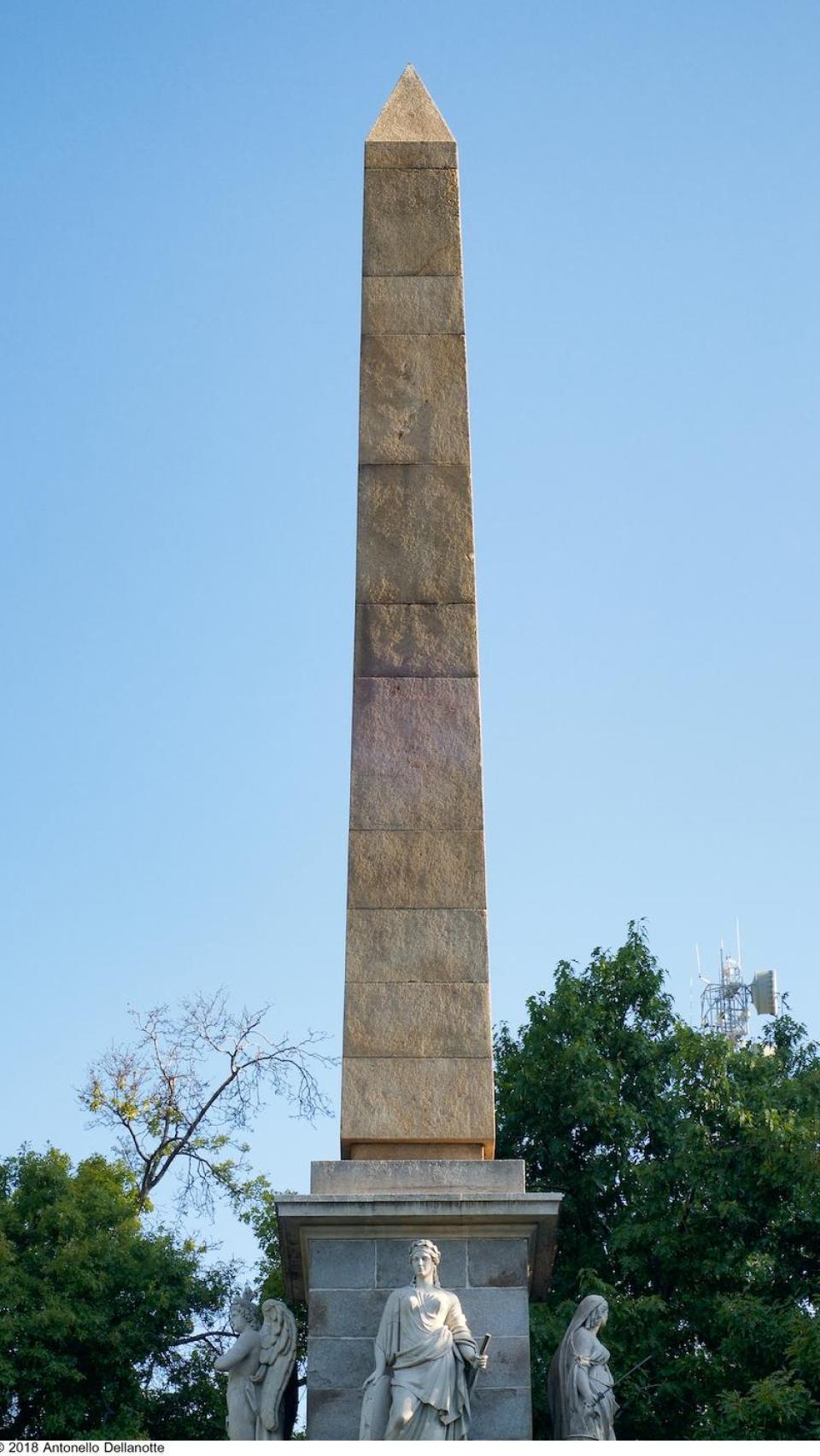 Obelisco del Dos de Mayo en la Plaza de la Lealtad de Madrid.