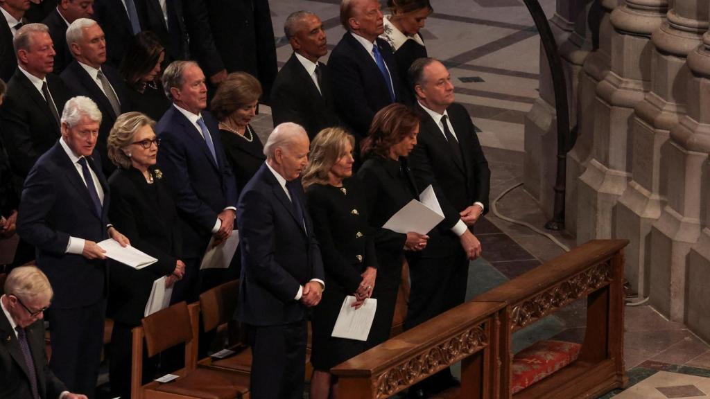 El presidente de Estados Unidos, Joe Biden, la vicepresidenta, Kamala Harris, el expresidente, Barack Obama, el expresidente, Bill Clinton, el expresidente, George W. Bush, el exvicepresidente, Mike Pence, y el presidente electo, Donald Trump, asisten a un servicio, el día del funeral de Estado del expresidente, Jimmy Carter, en la Catedral Nacional de Washington