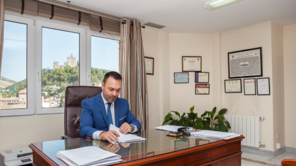 El abogado Joaquín Perales, en su despacho, revisando el caso.