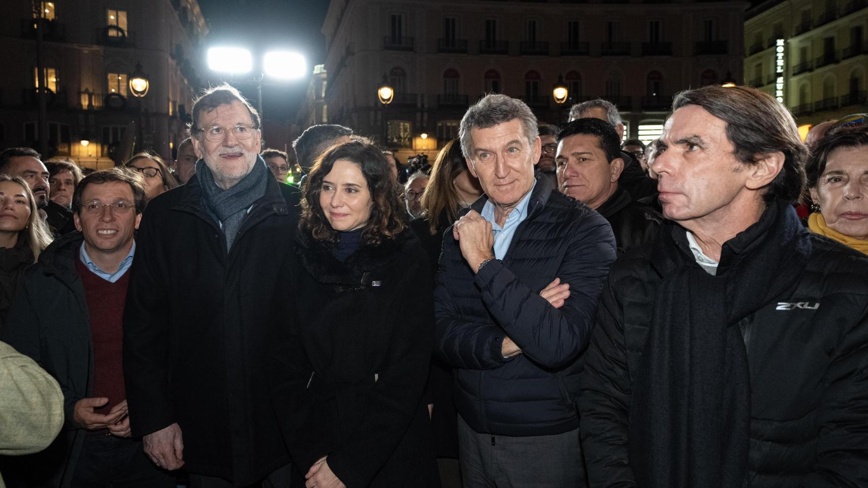 José Luis Martínez Almeida, Mariano Rajoy, Isabel Díaz Ayuso, Alberto Núñez Feijóo y José María Aznar, este jueves en la Puerta del Sol.