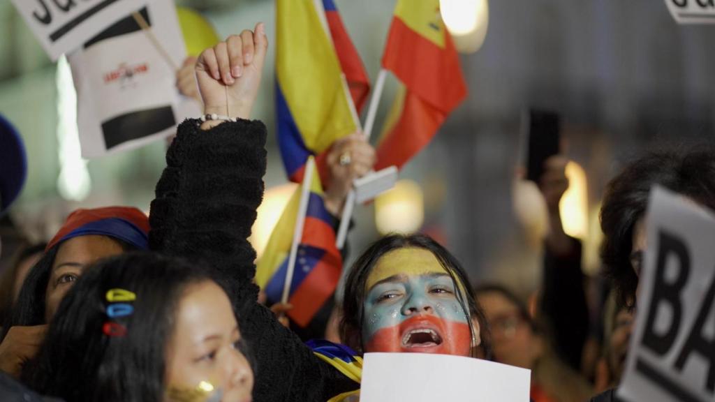 Una joven, con el rostro pintado con los colores de la bandera venezolana, este jueves en la Puerta del Sol de Madrid.