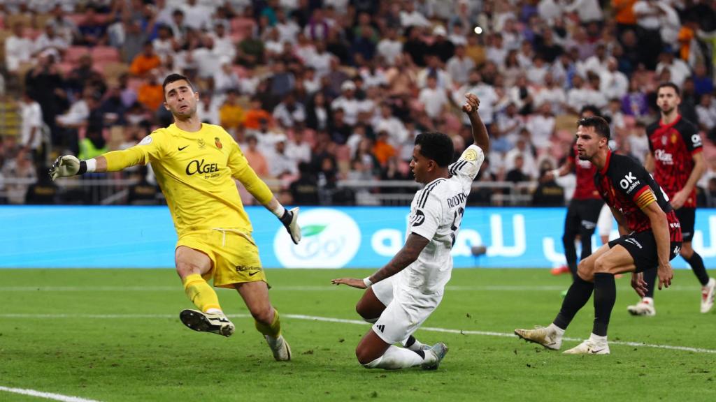 Rodrygo remata para el tercer gol del Madrid ante el Mallorca.