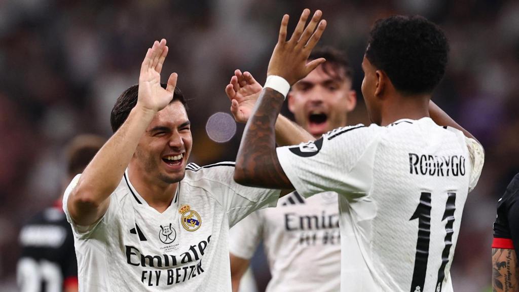 Brahim celebra con Rodrygo uno de los goles del Real Madrid ante el Mallorca.