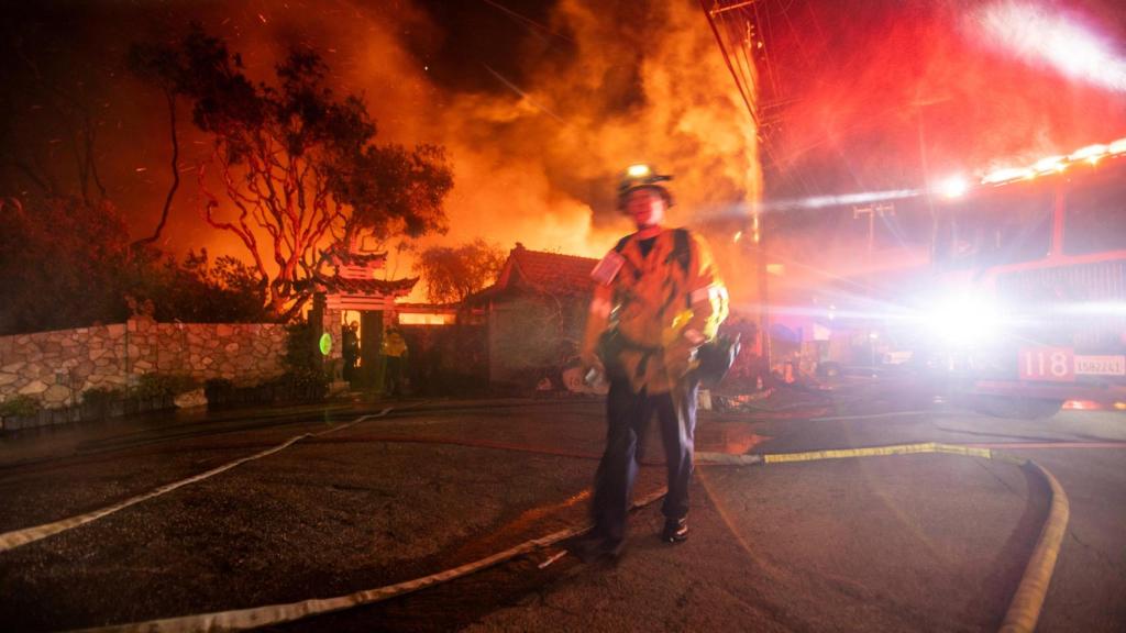 Los bomberos luchan contra el incendio de Palisades en el lado oeste de Los Ángeles .