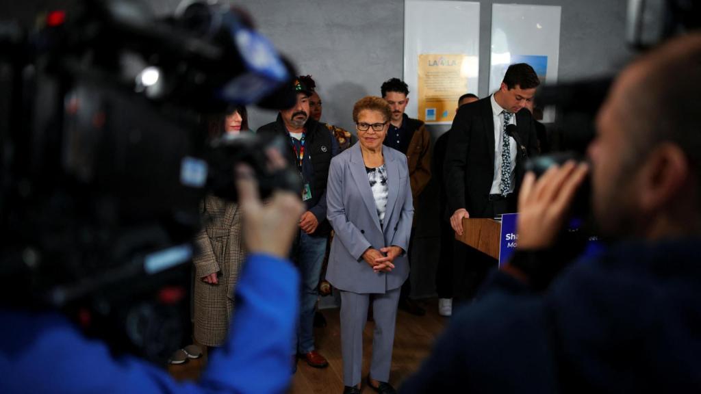 La alcaldesa de Los Ángeles en una rueda de prensa en una imagen de archivo.