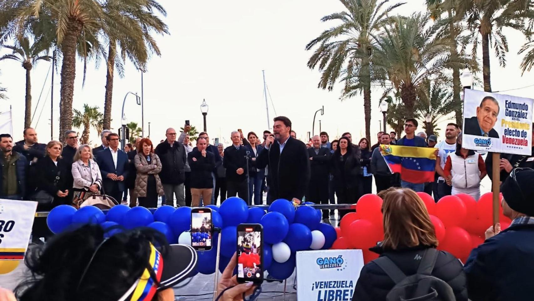 El alcalde Luis Barcala este jueves en la concentración por Venezuela.