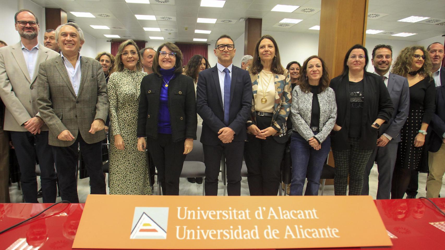 Foto de familia del nuevo equipo rectoral de la UA con los medios de comunicación.