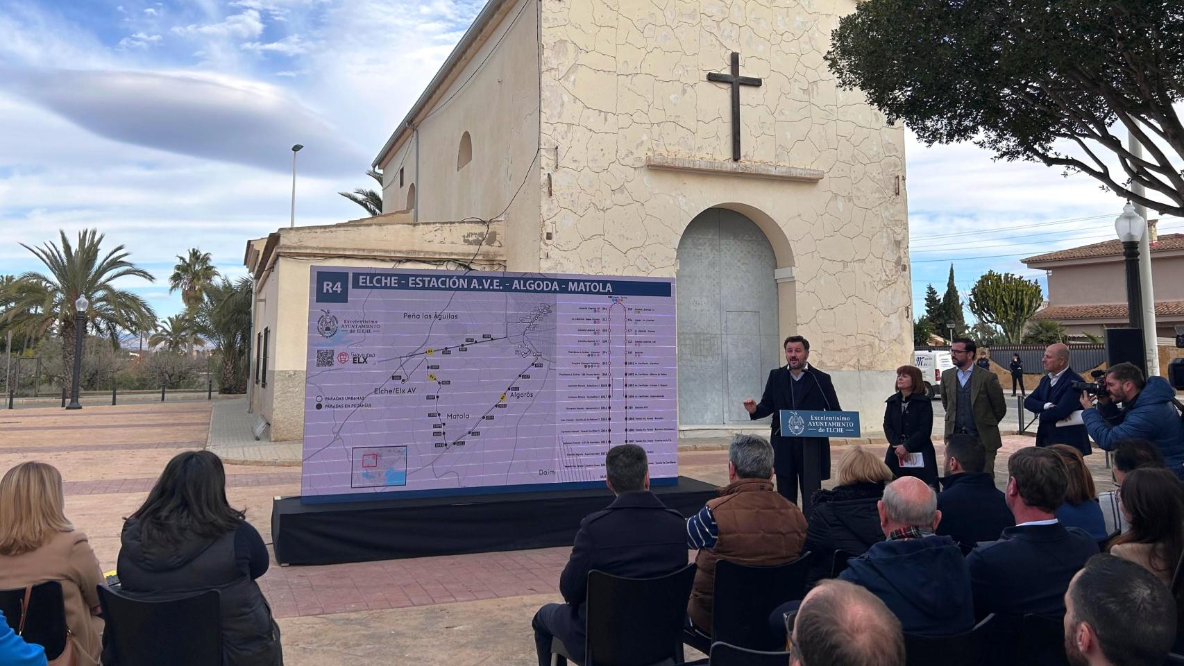 Pablo Ruz ante la iglesia de Santa Ana en Elche este jueves.