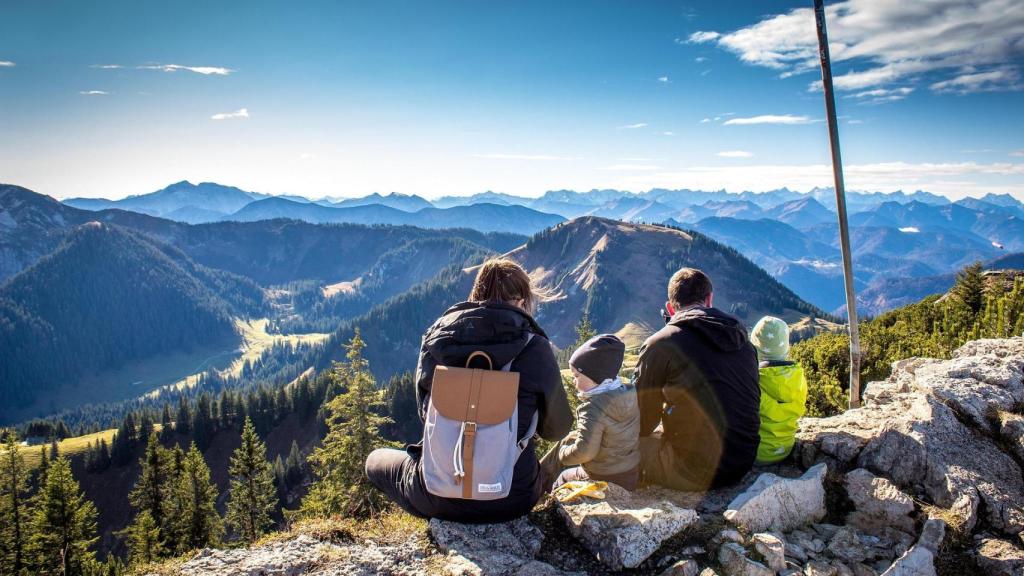 Una familia de excursión en las montañas.