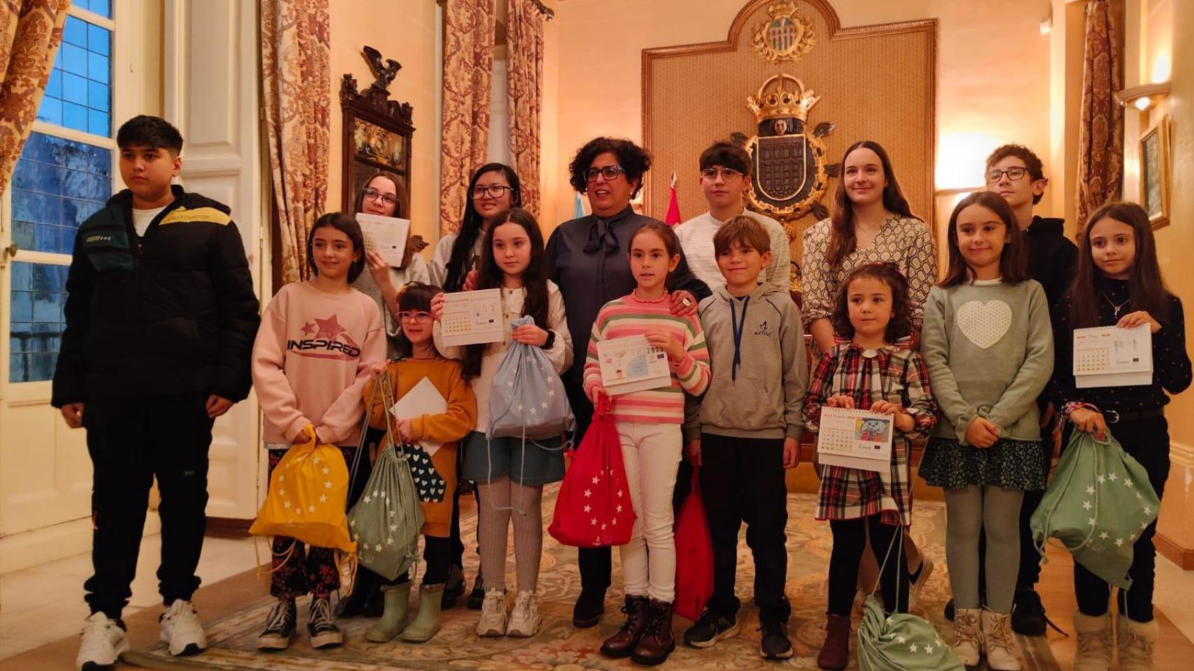 La concejala de Hacienda y Fondos Europeos, Rosalía Serrano, ha recibido en el antiguo salón de Plenos de la casa consistorial a los niños y niñas y jóvenes ganadores del concurso de dibujo 'Segovia Ciudad Europea'