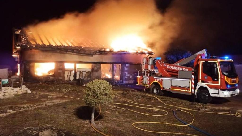 Los bomberos de la Diputación de Soria intervienen en un incendio en una vivienda junto al hotel en la Venta de Tiermes