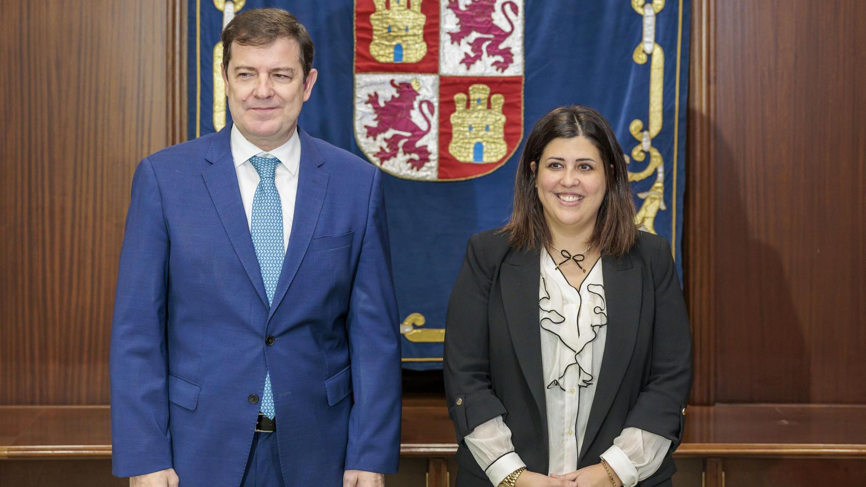 El presidente de la Junta de Castilla y León, Alfonso Fernández Mañueco, junto a la alcaldesa de Benavente, Beatriz Asensio, durante una reunión mantenida este jueves 9 de enero