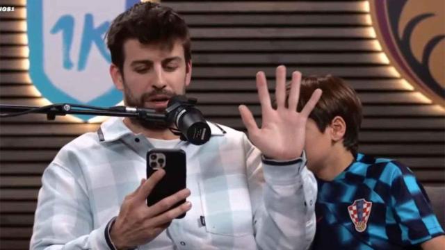 Gerard Piqué, con su teléfono móvil durante un programa de la Kings League